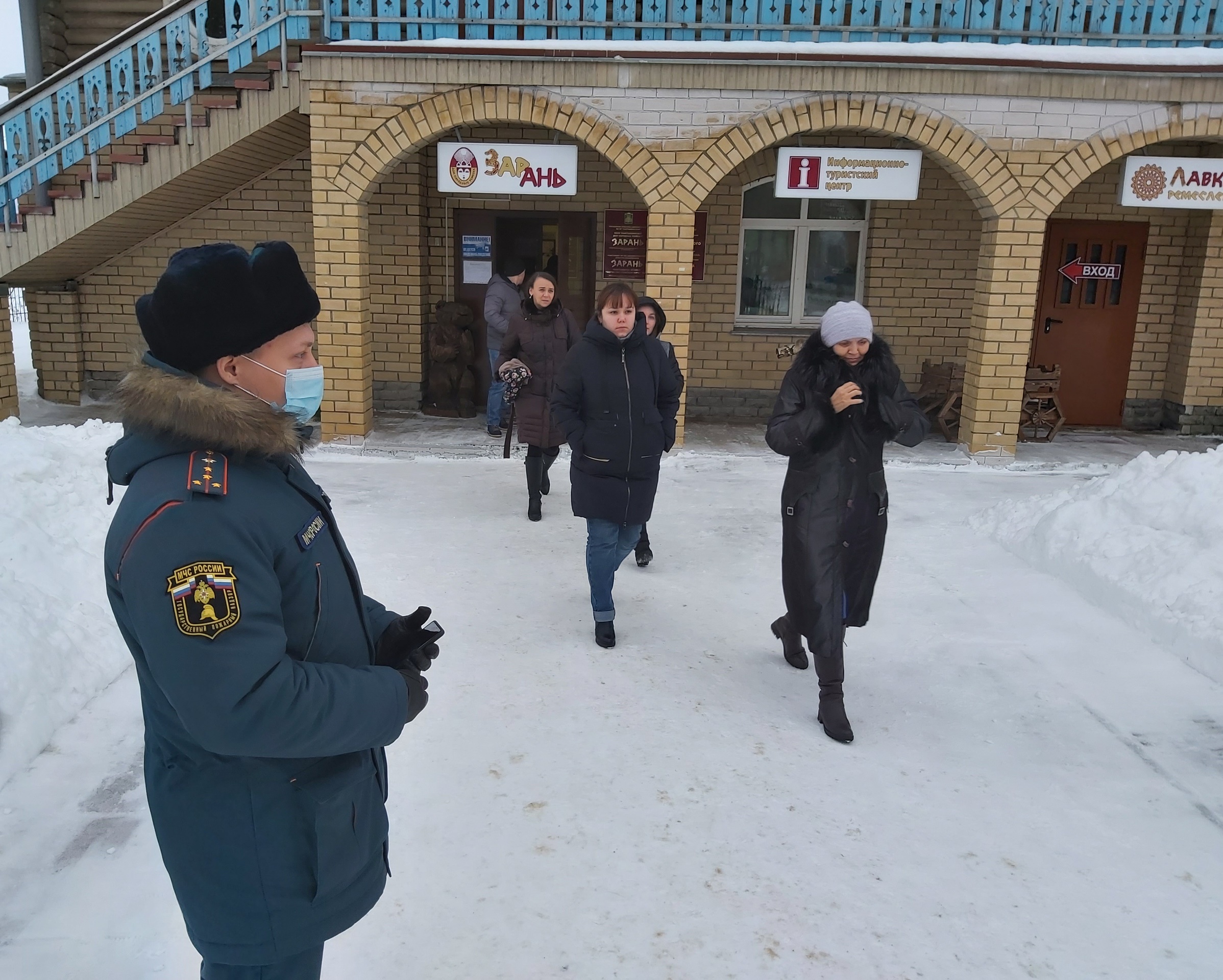 В Сыктывдинском доме народных ремесел «Зарань» провели учебную эвакуацию -  Новости - Главное управление МЧС России по Республике Коми