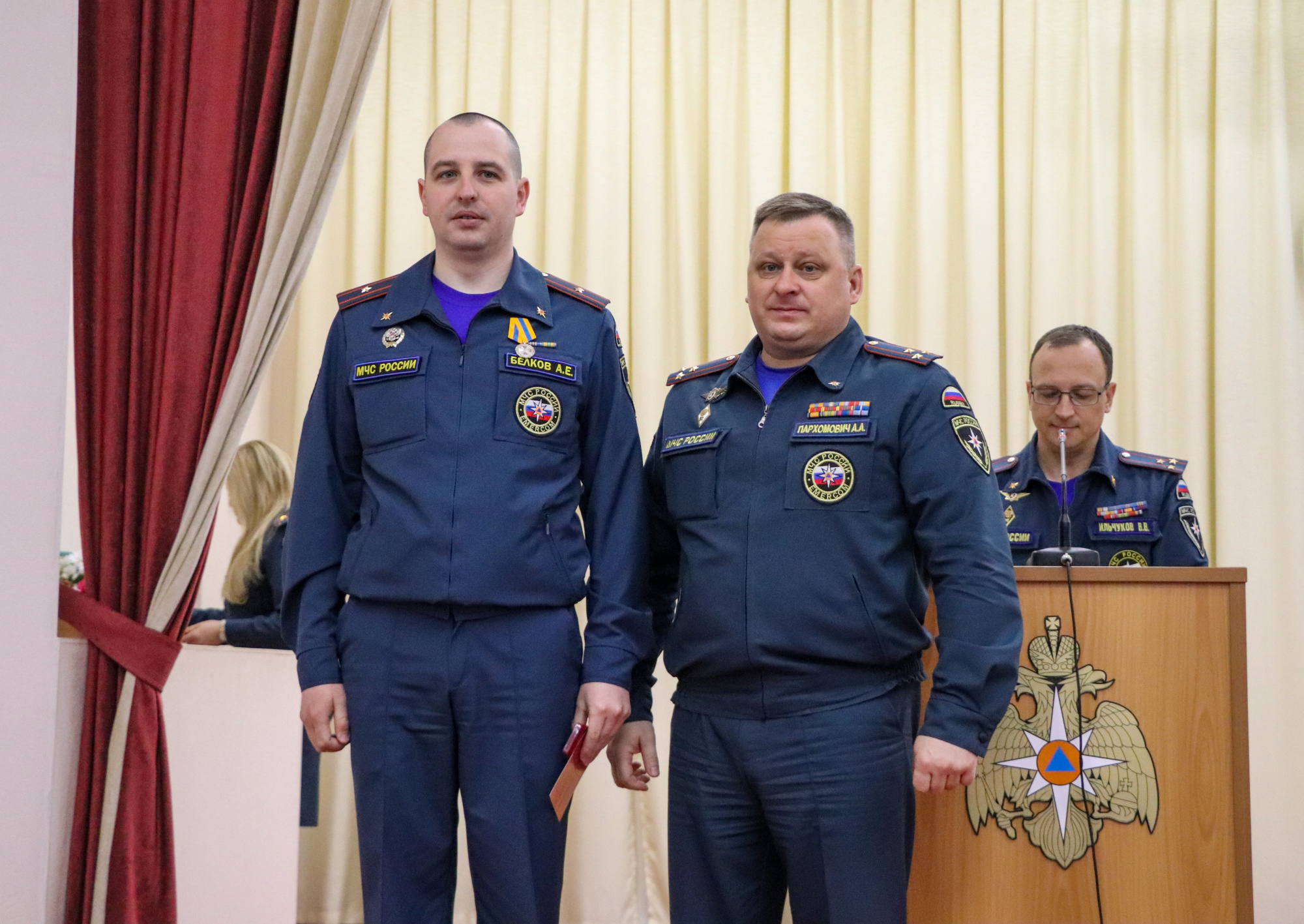 Премия мчс к новому году. Награждение МЧС. Награды от МЧС России. Награды МЧС России на повседневной форме. Награждение российских МЧС МЧС ЛНР 8.09.2022.