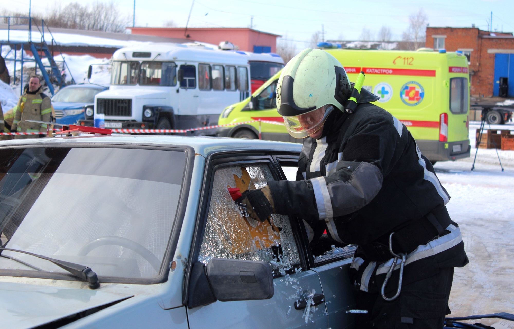 В Сыктывкаре состоялись соревнования по проведению аварийно-спасательных  работ при ДТП - Новости - Главное управление МЧС России по Республике Коми