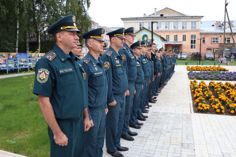 В Сыктывкаре состоялась торжественная церемония пoсвящения молодых офицеров – выпускников ведомственных высших учебных заведений в ряды сотрудников МЧС России