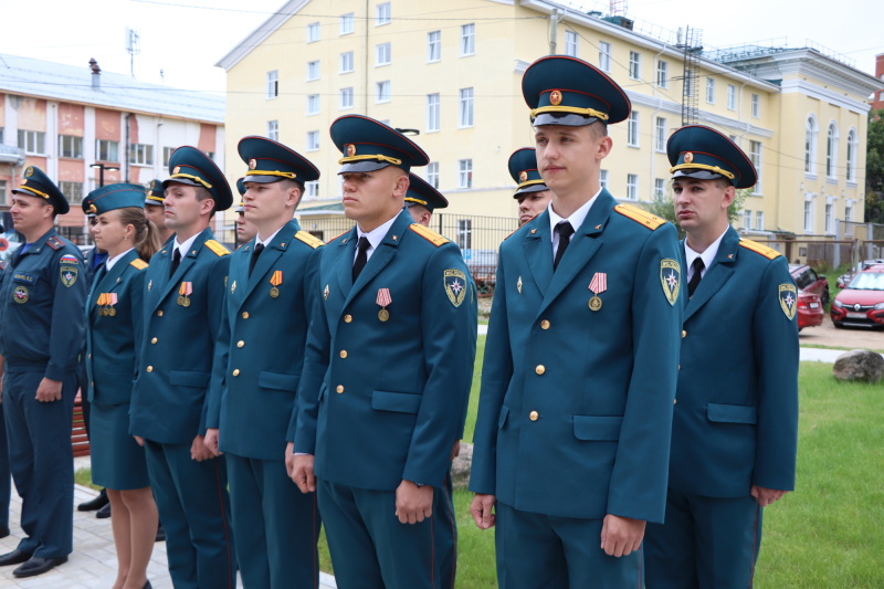 В Сыктывкаре состоялась торжественная церемония пoсвящения молодых офицеров – выпускников ведомственных высших учебных заведений в ряды сотрудников МЧС России