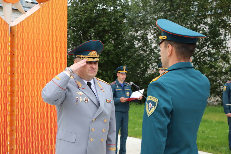 В Сыктывкаре состоялась торжественная церемония пoсвящения молодых офицеров – выпускников ведомственных высших учебных заведений в ряды сотрудников МЧС России